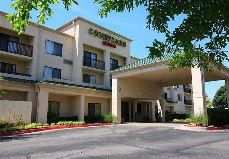 Courtyard By Marriott Tulsa Central Bagian luar foto