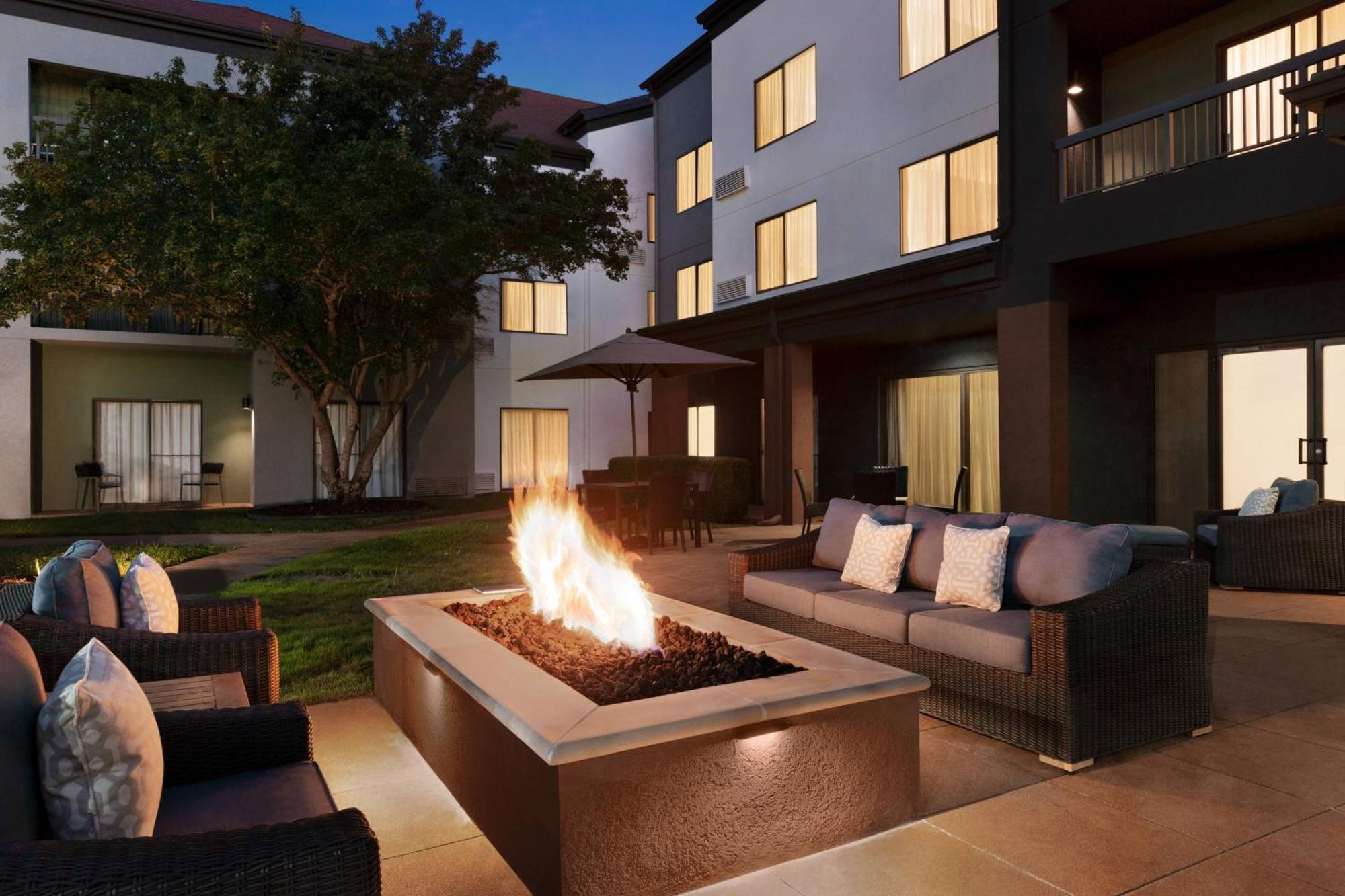Courtyard By Marriott Tulsa Central Bagian luar foto